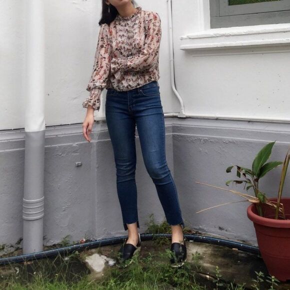 Zara Dainty Floral Bell Sleeve Top - Picture 3 of 11